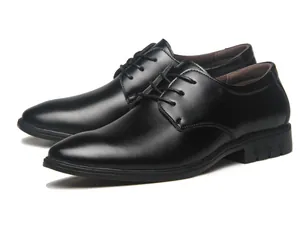 Primer plano profesional de zapatos de vestir de cuero negro con cierre de cordones