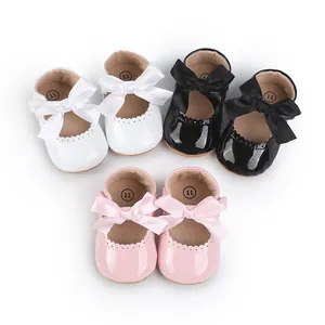 Detailanzeige glänzender Baby-Prinzessin-Schuhe mit Schleifen in Weiß, Schwarz und Rosa