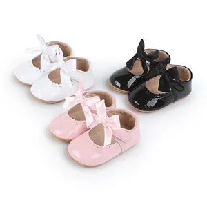 Auswahl an glänzenden Baby-Mädchen-Schuhen mit großen Satinschleifen in Weiß, Rosa und Schwarz