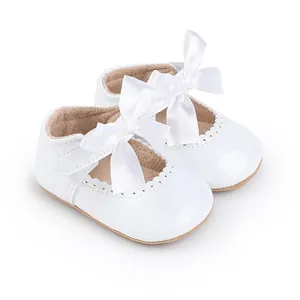 Detailansicht weißer Lackleder-Babyschuhe für Mädchen mit einer großen Schleife
