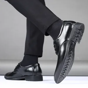 Zapatos clásicos de negocios para hombre en cuero negro con suela de goma suave