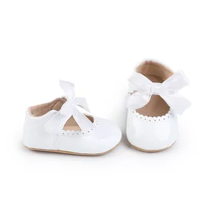 Elegante weiße Lackleder Prinzessinnenschuhe für Babys mit dekorativer Satinschleife