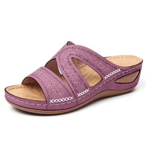 Élégante sandale compensée violette avec broderie florale complexe et un design à bout ouvert
