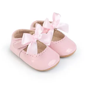 Detailansicht rosa Baby-Prinzessinenschuhe aus Lackleder mit großen Satinschleifen