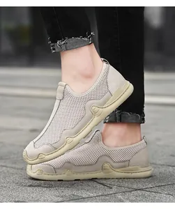 Gros plan de mocassins en mesh gris respirant portés pour un look d'été décontracté