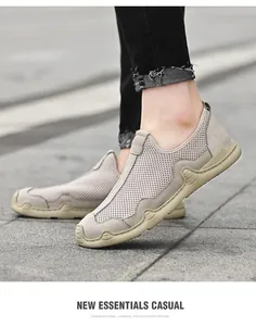 Gros plan de chaussures à enfiler en mesh kaki respirant pour hommes pour l'été quotidien.