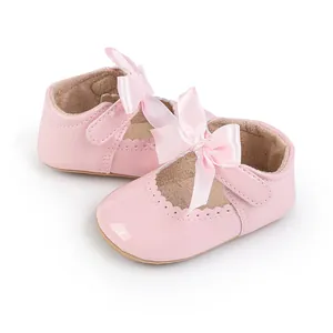 Detailansicht der rosa Lackleder-Prinzessinnenschuhe für Babys mit großer Seidenschleife