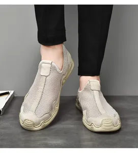 Vue détaillée des chaussures en maille respirante pour hommes en beige et légères