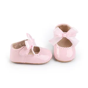 Nahaufnahme von rosa Baby-Prinzessin-Schuhen mit eleganten Satin-Schleifen-Details.