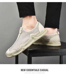 Gros plan détaillé de chaussures décontractées en maille respirante pour hommes beige
