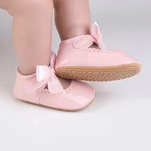 Detailansicht der rosa Lackleder-Prinzessinenschuhe für Babys mit süßer Schleife