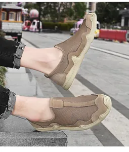 Vue détaillée des mocassins en maille respirante marron pour hommes pour l'été.