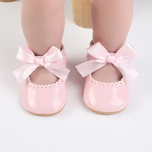 Detailansicht der rosa Lackleder-Prinzessinnenschuhe für Babys mit Satinschleifenverzierung