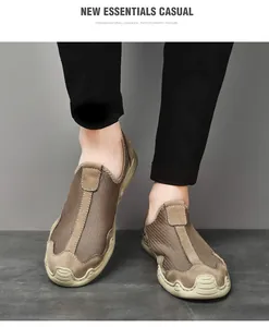 Chaussures décontractées pour hommes en maille kaki respirante portées par le modèle