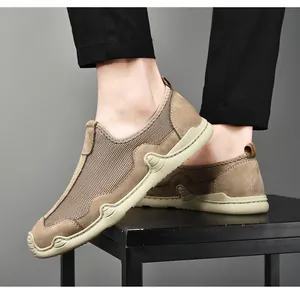 Gros plan sur des chaussures décontractées en maille respirante kaki pour hommes
