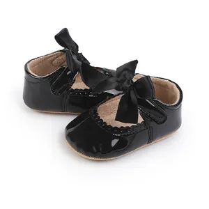 Detailaufnahme von schwarzen Lackleder-Prinzessinnenschuhen mit Satin-Schleifen.
