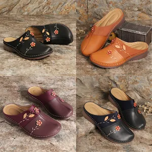 Women Retro PU Leather Flower Closed Toe Mules Flat Sandals Casual Contrast Stitching Outdoor Slip On Slippers Large Size Shoes