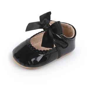 Detailansicht schwarzer Lacklederschuh für Babymädchen mit großer Satinschleife.