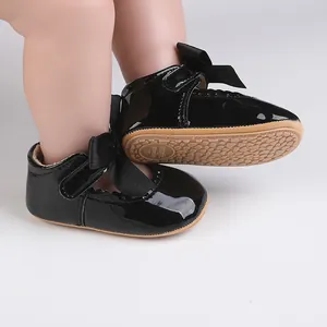 Detailansicht der schwarzen Baby-Prinzessinenschuhe aus Lackleder mit rutschfester Sohle.