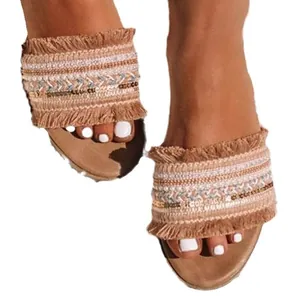 Böhmische flache Damen-Sandalen mit Fransen und bunten, gewebten Riemen für den Sommer.
