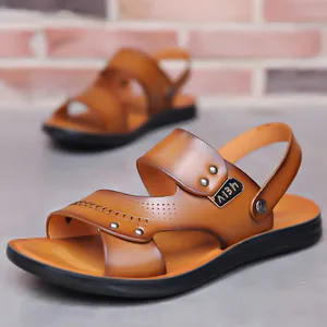 Gros plan sur les sandales en cuir marron pour hommes avec clous et semelle antidérapante.