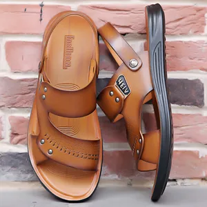 Vue détaillée de sandales en cuir marron pour hommes avec des rivets décoratifs