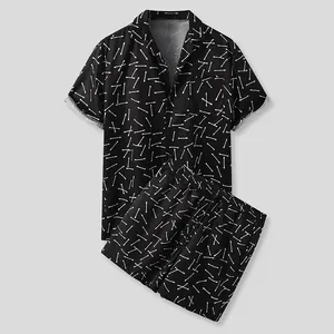 Vue détaillée de l'ensemble deux pièces noir pour hommes avec motif imprimé blanc.