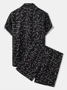 Vue arrière d'un ensemble de plage hawaïen noir pour hommes avec imprimé abstrait.