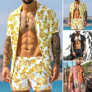 Vue détaillée de l'ensemble de plage hawaïen pour hommes avec divers motifs tropicaux