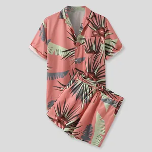 Vue détaillée de l'ensemble d'été pour homme avec imprimé palmier tropical et short