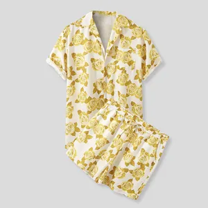 Ensemble deux pièces pour homme style hawaïen avec imprimé roses jaunes et short décontracté.