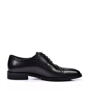 Vista detallada de los zapatos Brogue de cuero negro para hombre en estilo Oxford clásico
