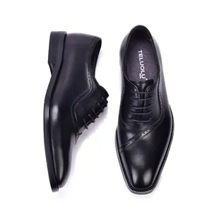 Vista superior y lateral de los clásicos zapatos oxford brogue de cuero negro para hombre
