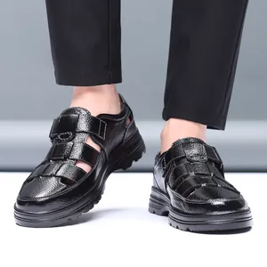 Sandalias de cuero negro transpirables para hombre con diseño calado y velcro