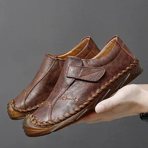 Mocassini classici da uomo in pelle marrone con cuciture manuali e comodo stile slip-on