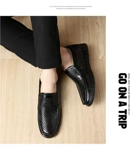 Mocasines clásicos de cuero negro calado para hombre, ideales para un look de verano informal.