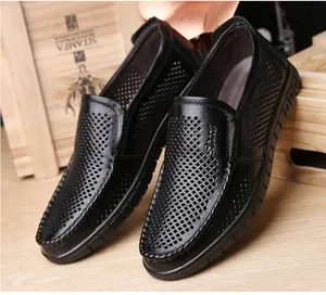 Detalle de mocasines de cuero negro perforado transpirable para hombre verano.