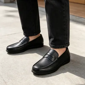 Λεπτομερής κοντινή όψη μαύρων δερμάτινων loafers για άνδρες σε business casual στυλ