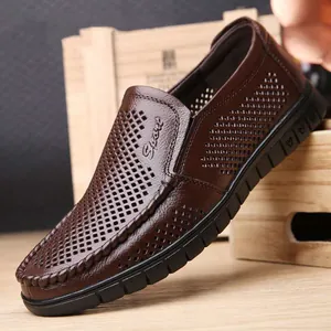 Mocasines de cuero marrón transpirable para hombre con diseño calado para verano casual