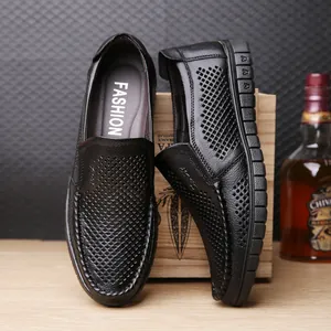 Mocasines de cuero negro transpirable para hombre con suela plana blanda para verano