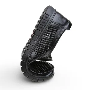 Sandalias de cuero negro para hombre muy flexibles con diseño hueco y suela blanda