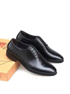Vista detallada de elegantes zapatos Oxford de cuero negro para hombre de negocios