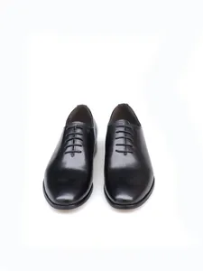 Zapatos Oxford de negocios clásicos en cuero negro con diseño formal de cordones pulidos