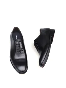 Vista de detalle de la textura fina de los zapatos oxford formales negros hombre