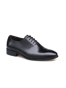 Vista lateral detallada de zapatos Oxford de negocios para hombre en cuero negro pulido