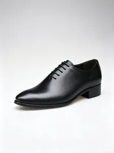 Detalle lateral de elegante zapato de vestir para hombre en cuero negro con punta puntiaguda