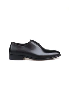 Vista lateral detallada de zapatos Oxford de cuero genuino negro para hombre