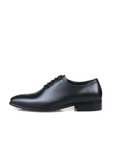 Vista lateral de un zapato Oxford clásico de cuero negro para hombre formal.