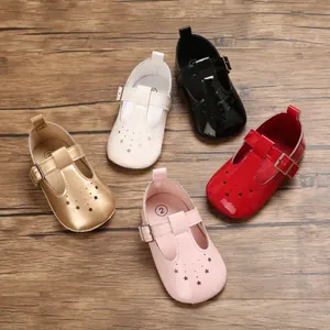 Detailansicht von Baby-Lauflernschuhen mit Stern-Ausschnitt in fünf Farben auf Holz