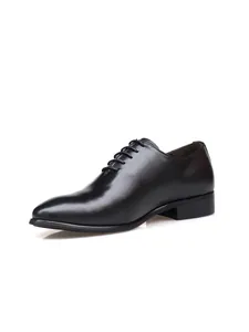 Vista lateral de los zapatos Oxford de cuero negro clásicos para hombre con punta